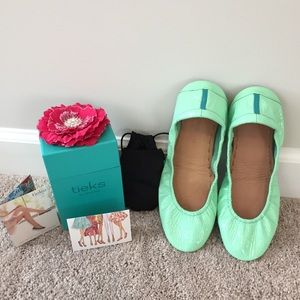 Mint patent tieks